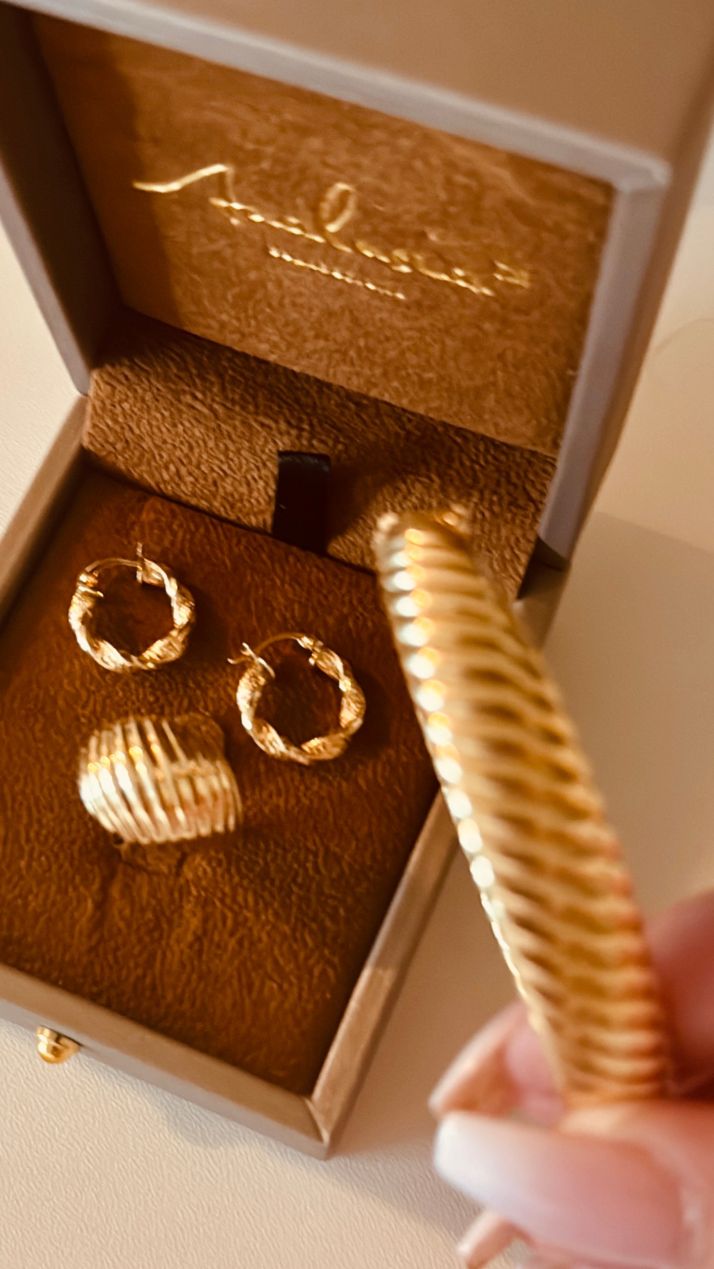 Golden Goddess - 18K yellow gold Bangle