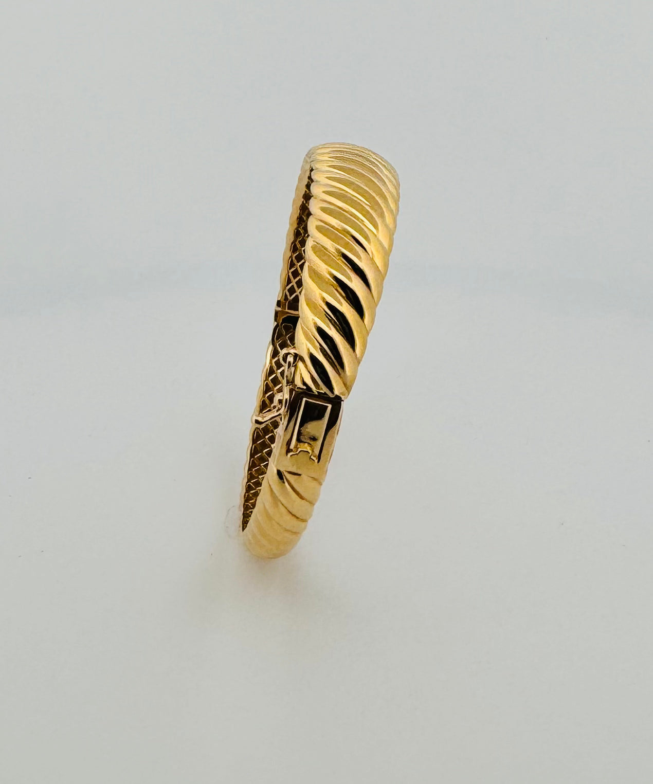 Golden Goddess - 18K yellow gold Bangle