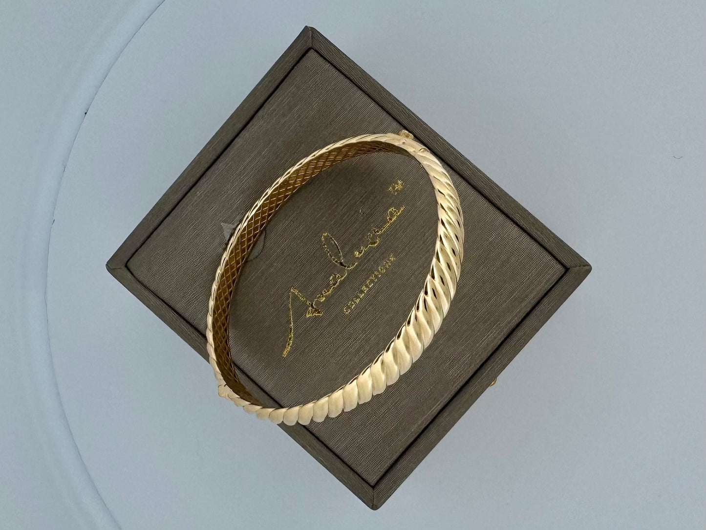 Golden Goddess - 18K yellow gold Bangle